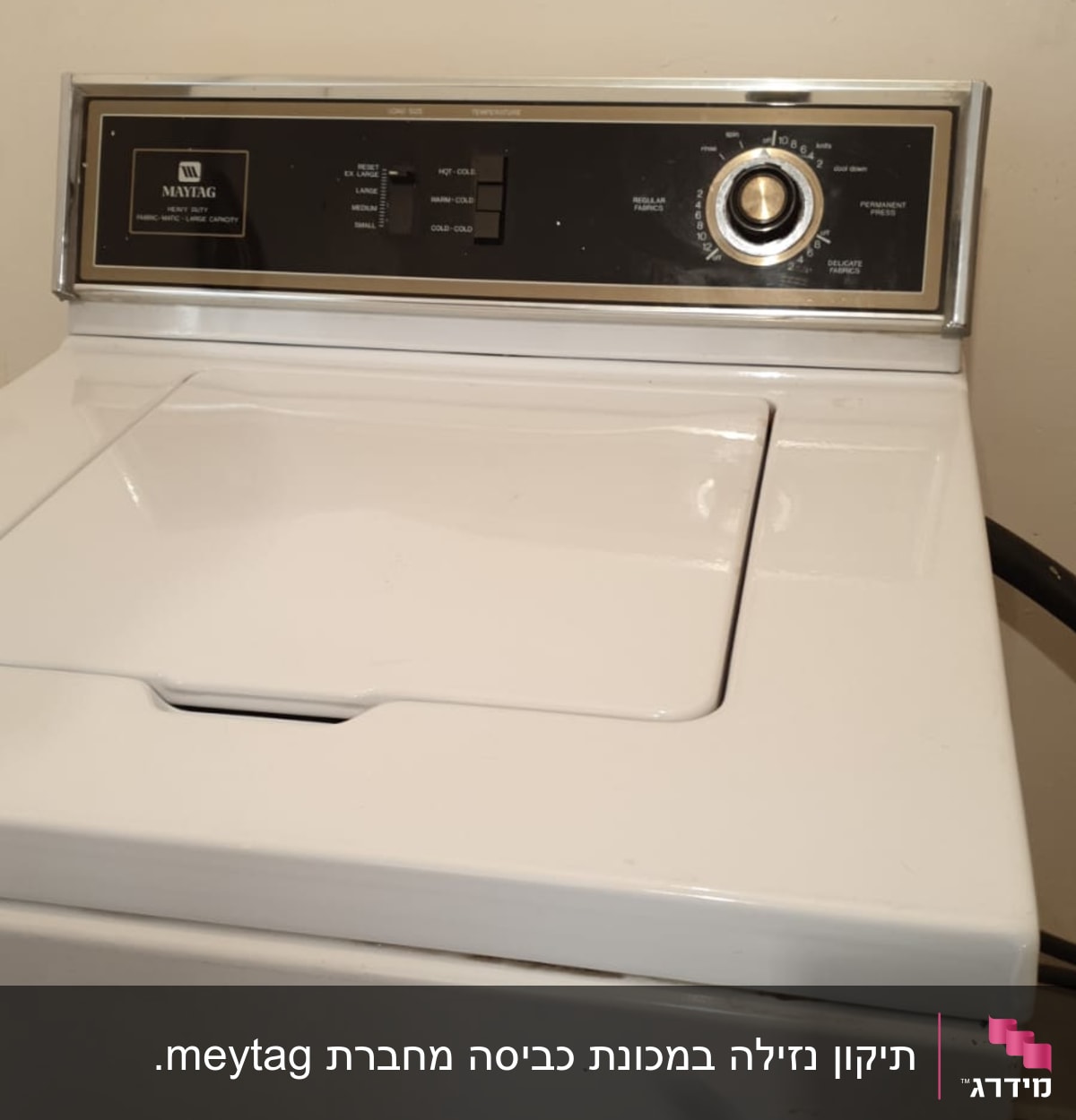 מכונת כביסה עם לוח בקרה וכפתור סיבוב